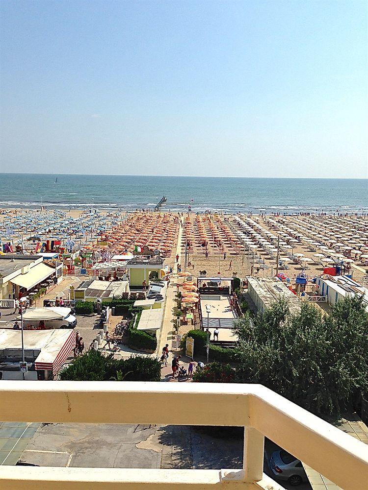 Hotel Carlton Beach Rimini Exteriör bild