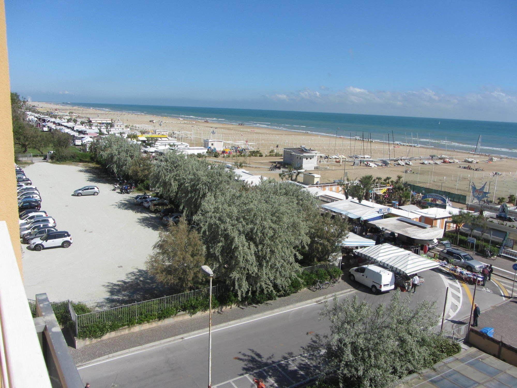 Hotel Carlton Beach Rimini Exteriör bild